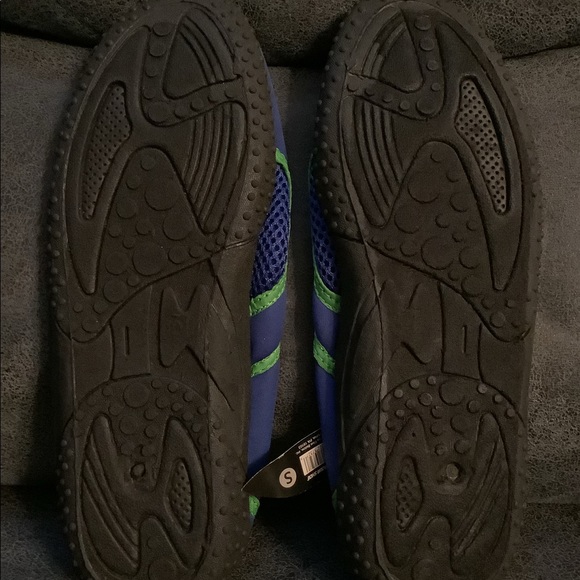 NWT men’s water shoes small (5 - 5.5) - Picture 2 of 3